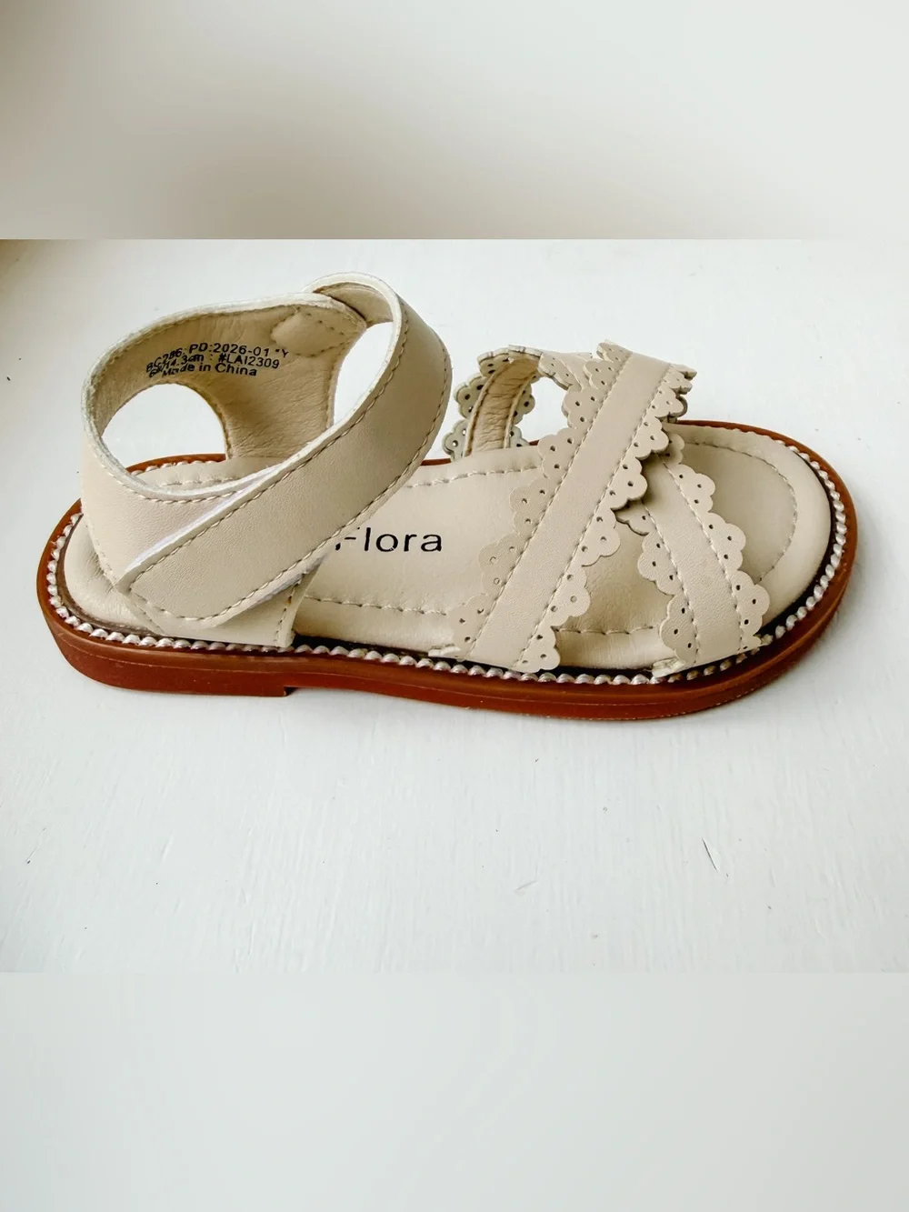 Felix and Flora Toddler Cream Scalloped Strap Sandals (Size 6)